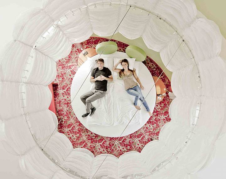 Hotel_ARCOTEL_Kaiserwasser_Vienna_Superior_room_with_round_bed_1