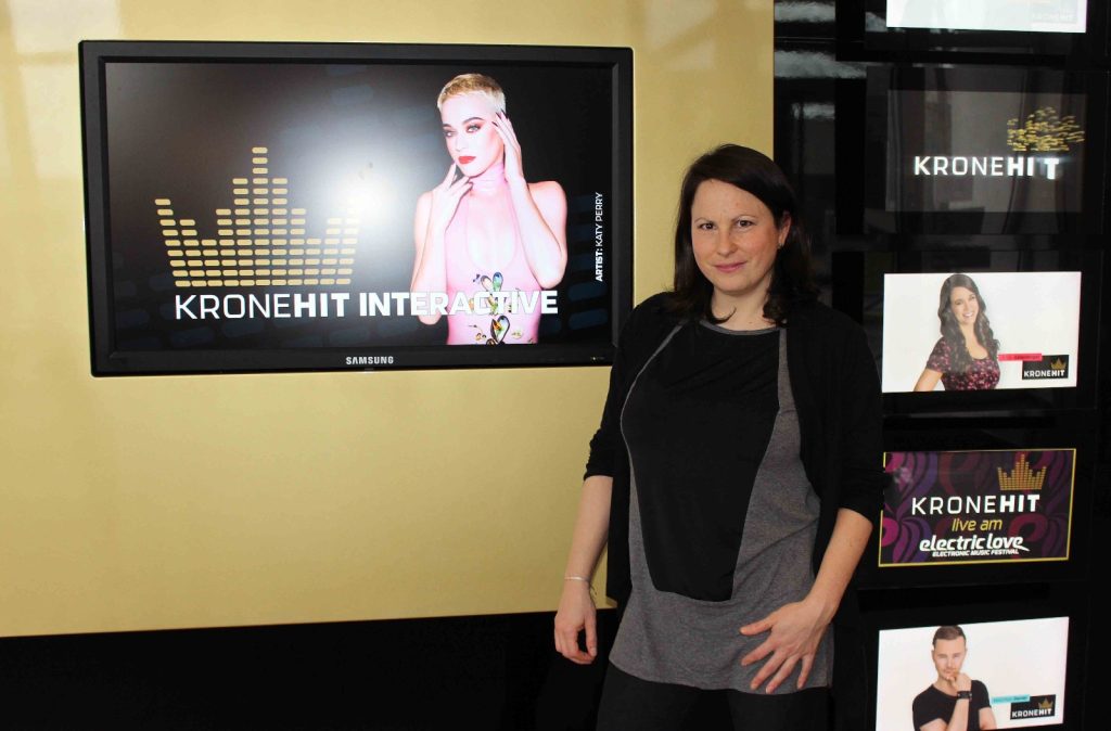 Daniela Linzer in front of Kronehit TV